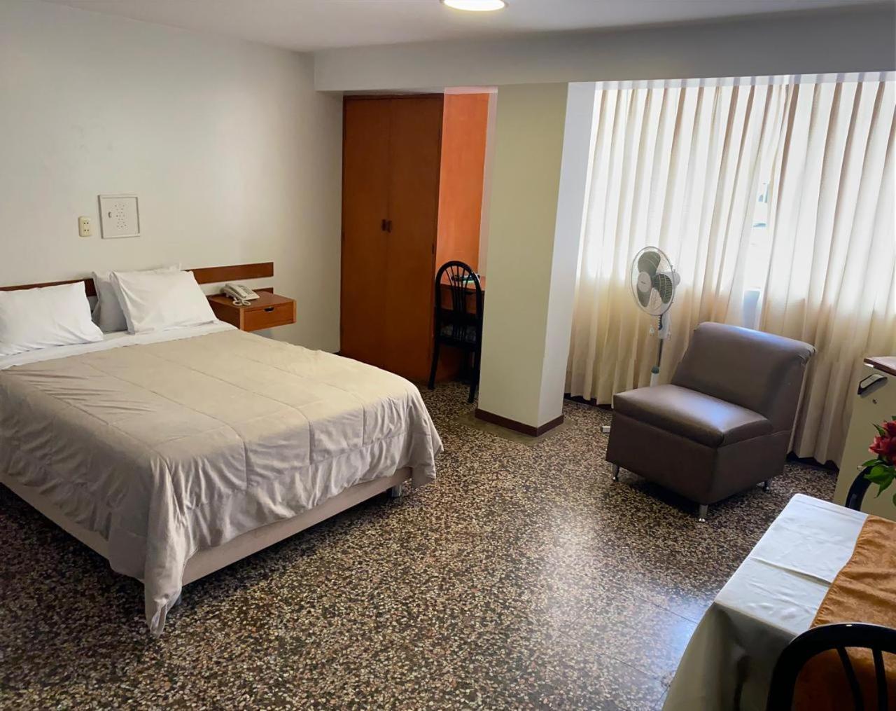 Hotel Plazza Chiclayo Bagian luar foto