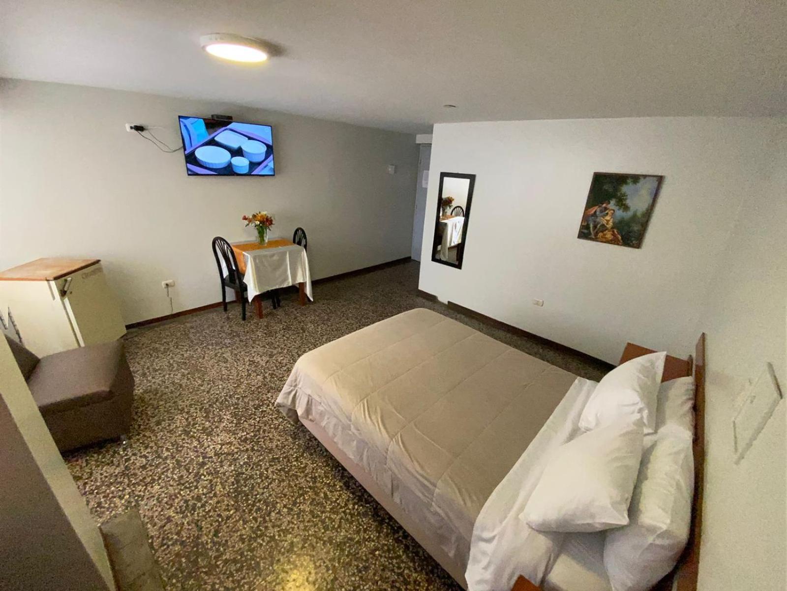 Hotel Plazza Chiclayo Bagian luar foto
